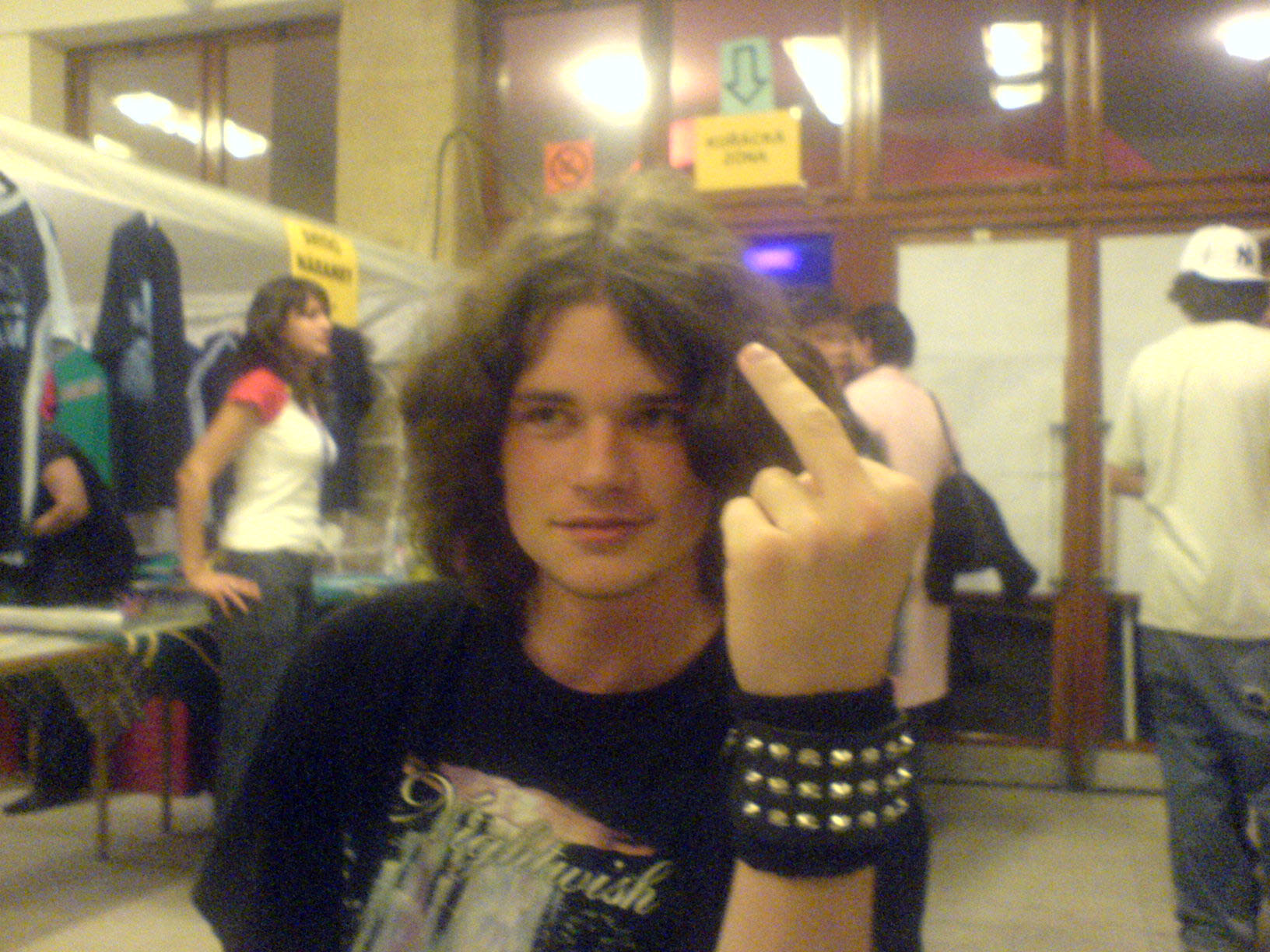 já